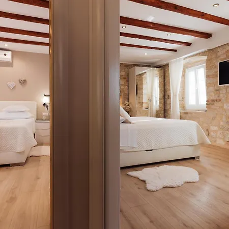 Old Town Stars With Free Parking Guest house Trogir