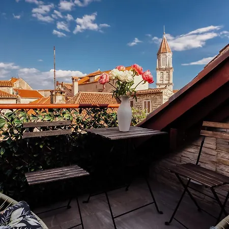 Old Town Stars With Free Parking Traù