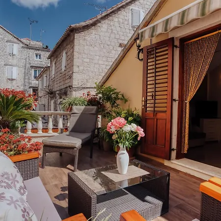 Old Town Stars With Free Parking Trogir