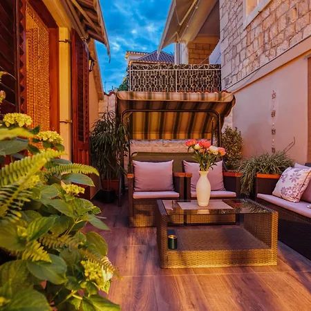 Guest house Old Town Stars With Free Parking Trogir