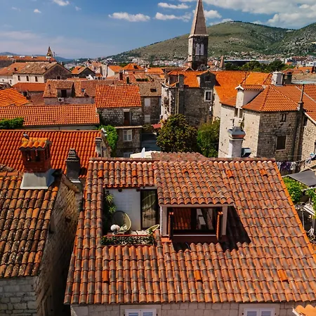 Old Town Stars With Free Parking Trogir