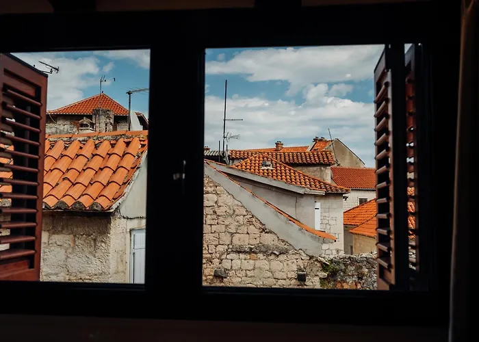 Old Town Stars With Free Parking Trogir