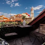 Old Town Stars With Free Parking Трогір