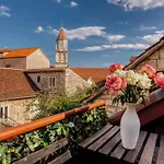 Old Town Stars With Free Parking 4* Трогір