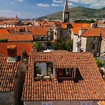 Old Town Stars With Free Parking Трогір