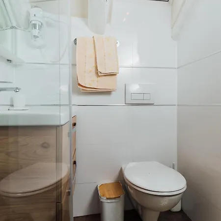 Гостьовий будинок Old Town Stars With Free Parking 4*