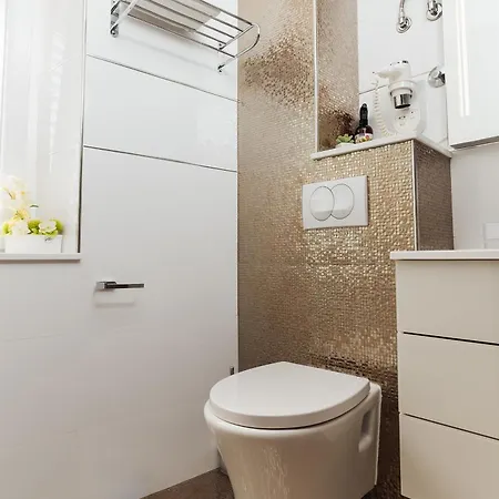 Old Town Stars With Free Parking Трогір