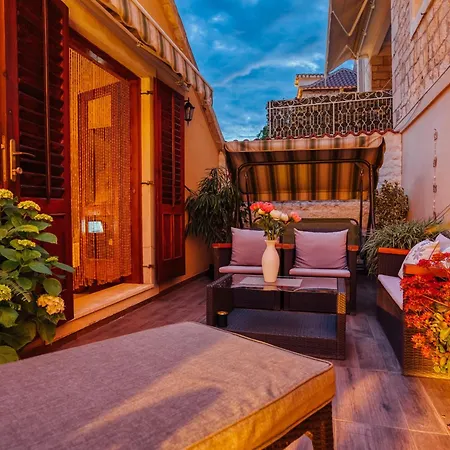 Гостьовий будинок Old Town Stars With Free Parking 4*
