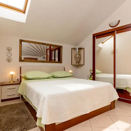 Old Town Stars With Free Parking Трогір