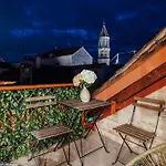 Old Town Stars With Free Parking Guest house